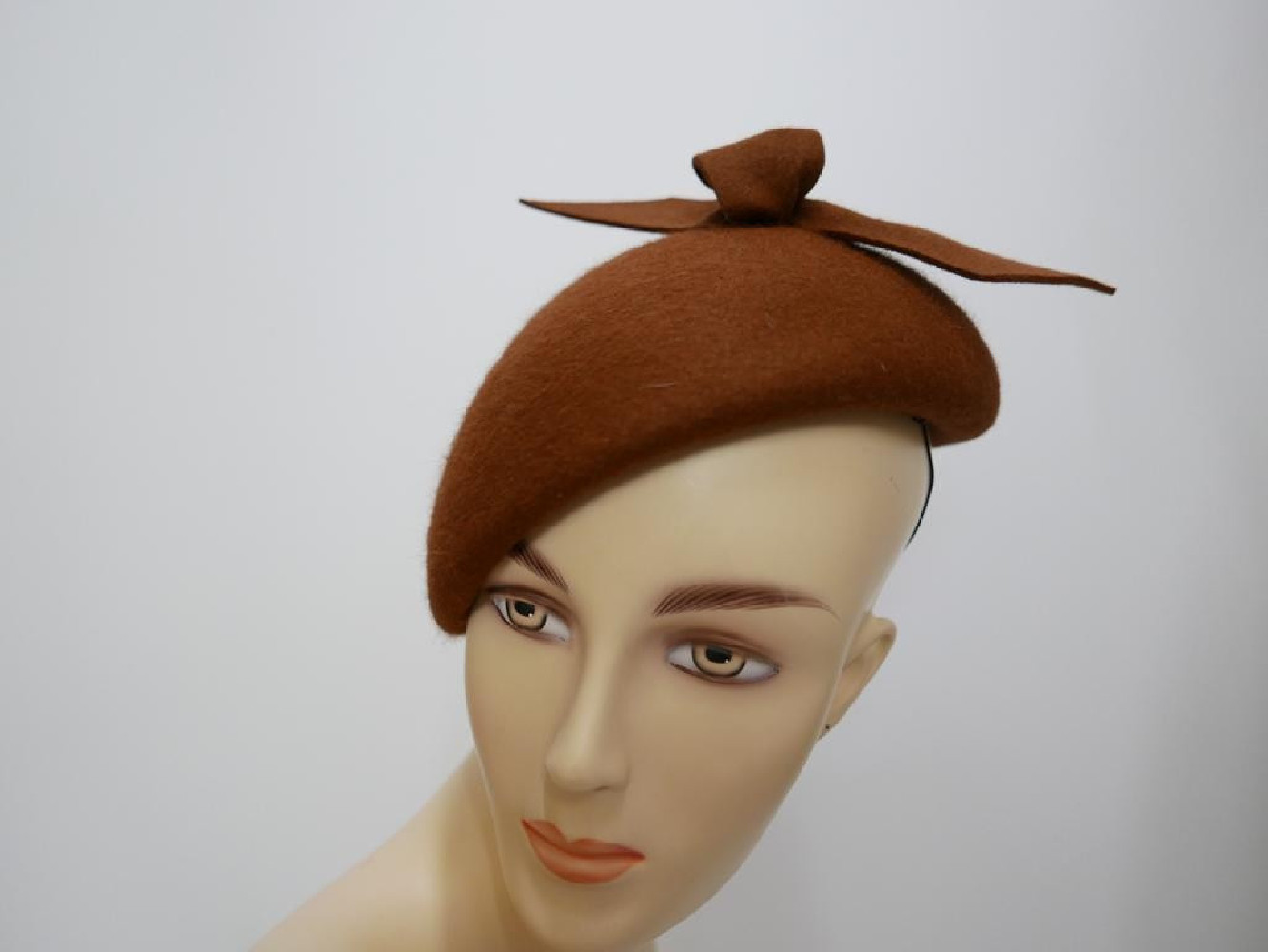 Ivanka 2  jasny brąz midi toczek filcowy