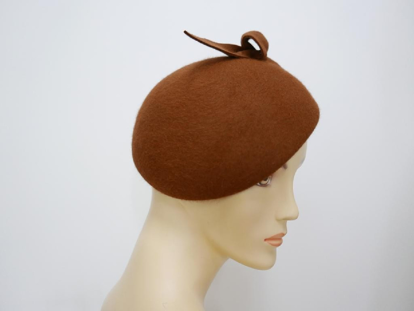 Ivanka 2  jasny brąz midi toczek filcowy