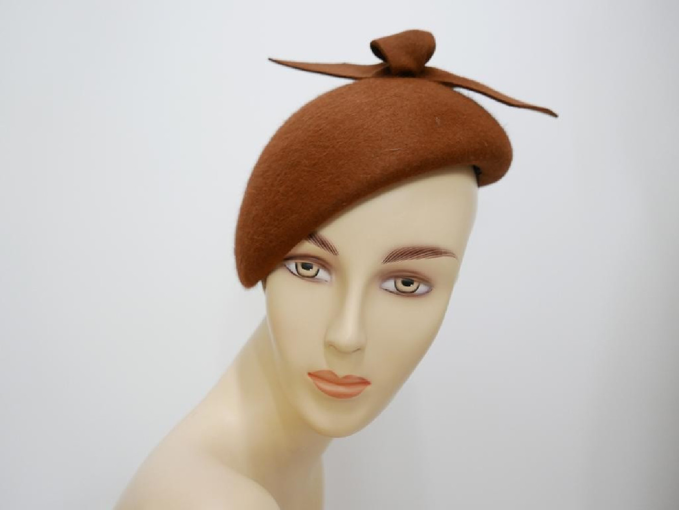 Ivanka 2  jasny brąz midi toczek filcowy