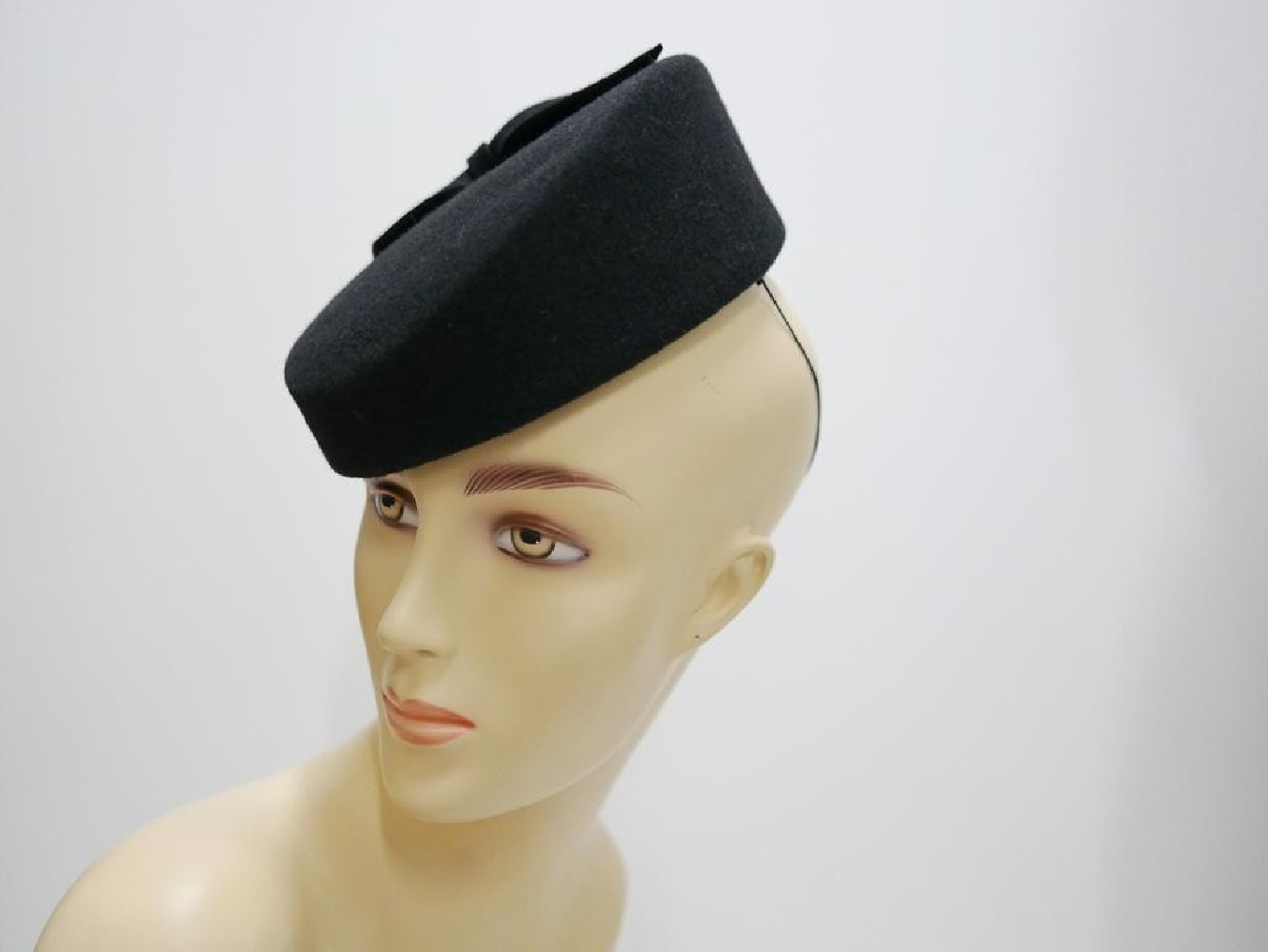 Dita - czarny toczek filcowy