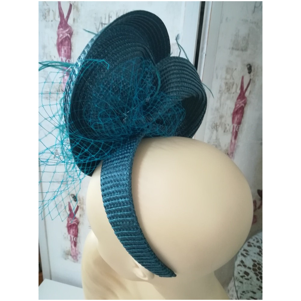 Morska zieleń letni toczek fascynator z woalką
