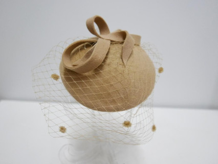 Beżowy fascynator z woalką