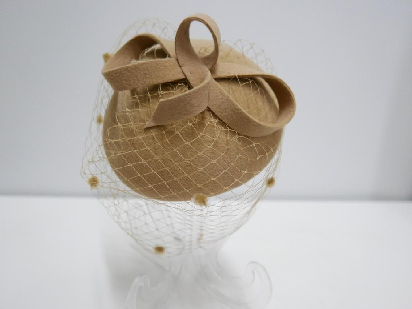 Beżowy fascynator z woalką