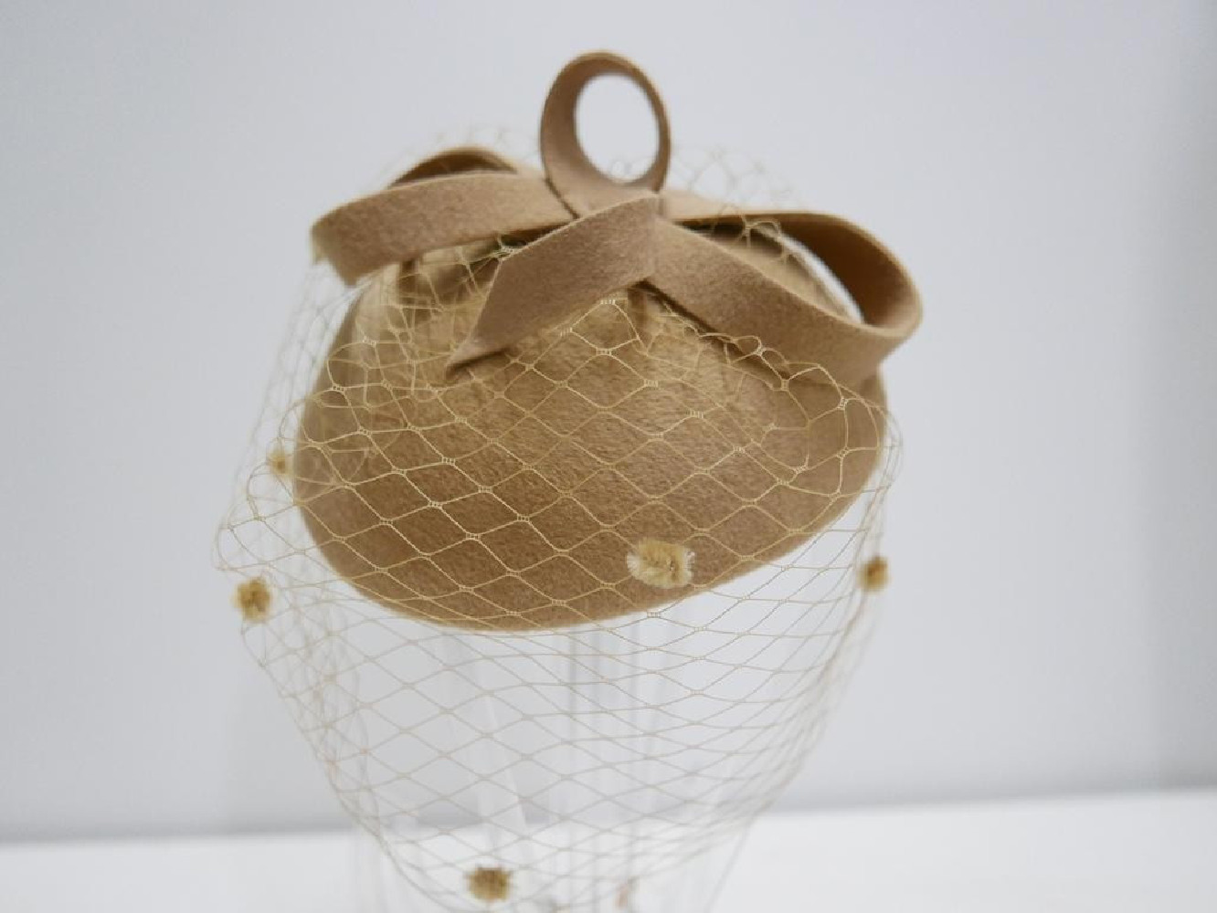 Beżowy fascynator z woalką