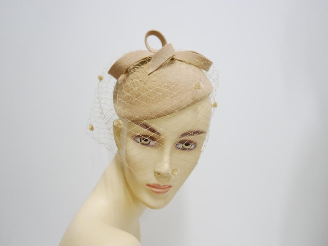 Beżowy fascynator z woalką