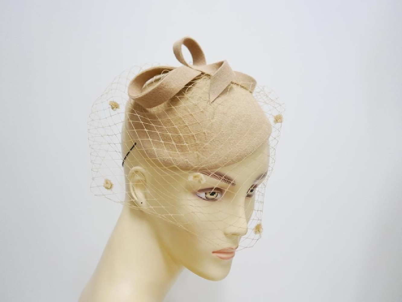 Beżowy fascynator z woalką