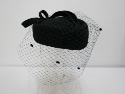 Tonya czarny toczek z woalką z muszkami