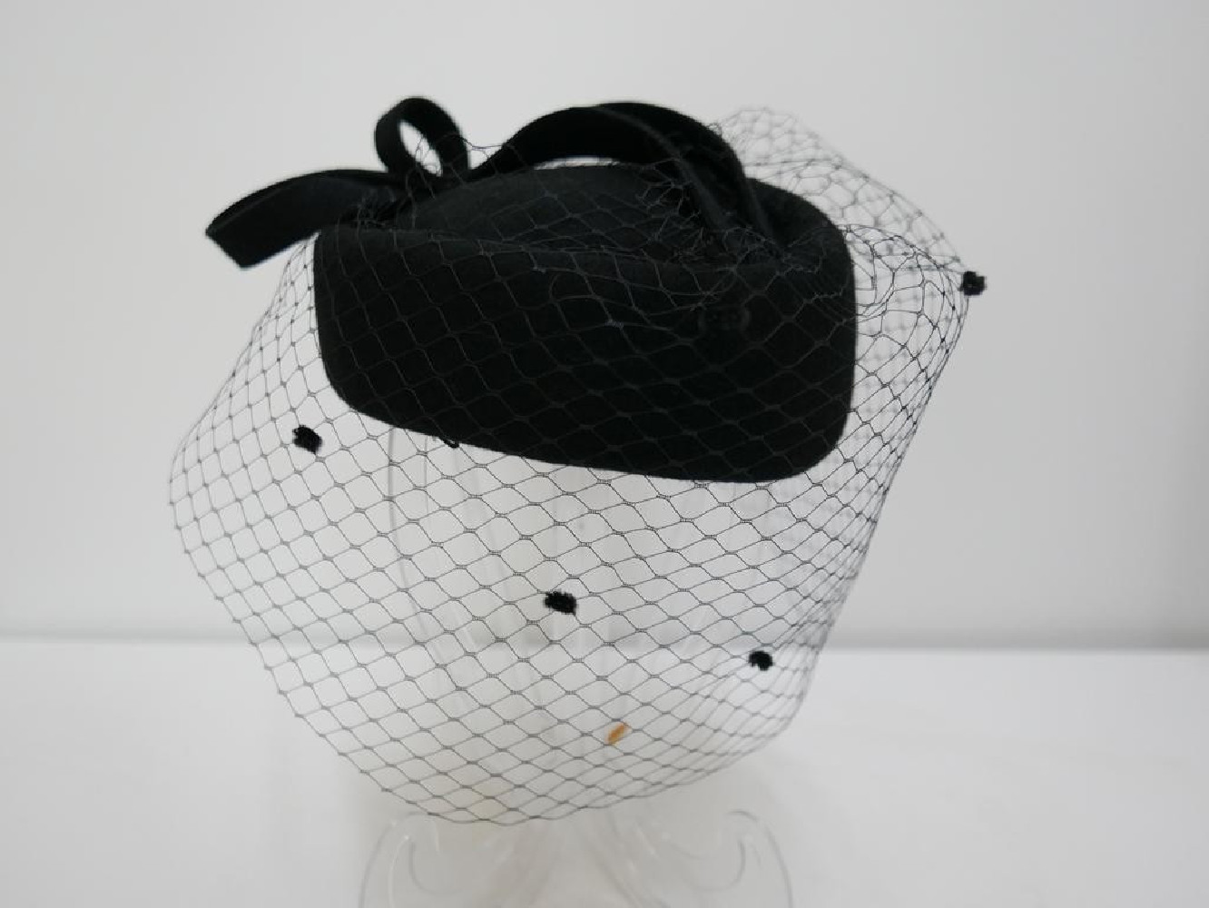 Tonya czarny toczek z woalką z muszkami