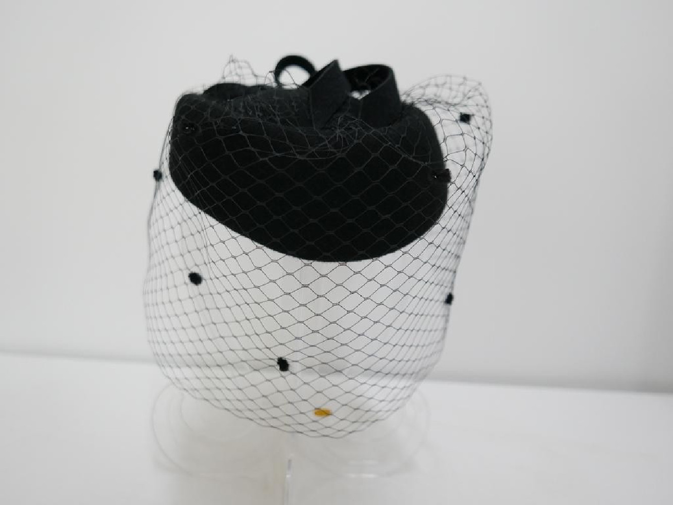 Tonya czarny toczek z woalką z muszkami