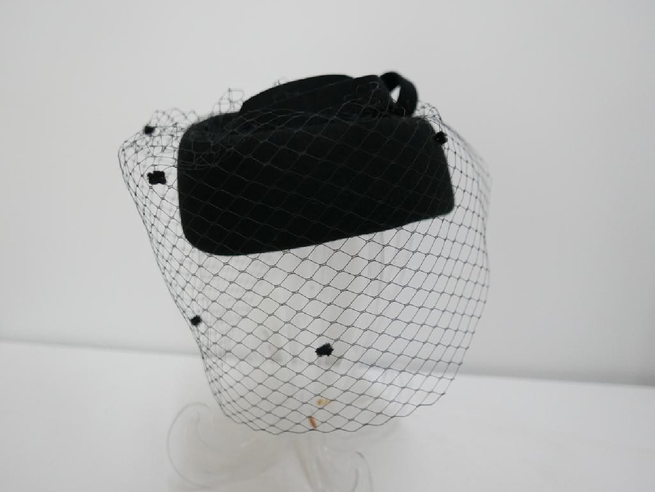 Tonya czarny toczek z woalką z muszkami