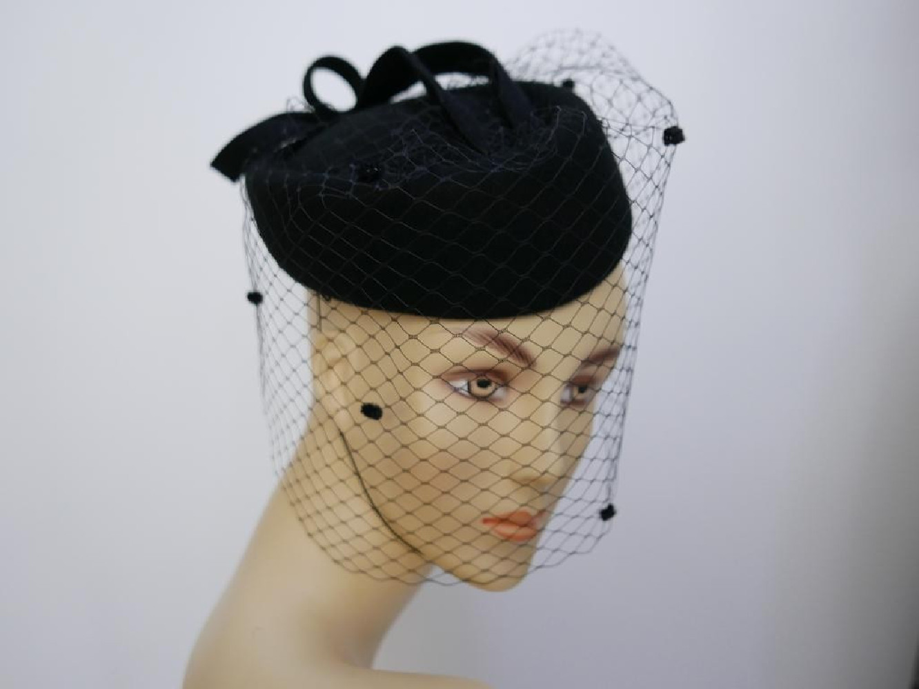 Tonya czarny toczek z woalką z muszkami