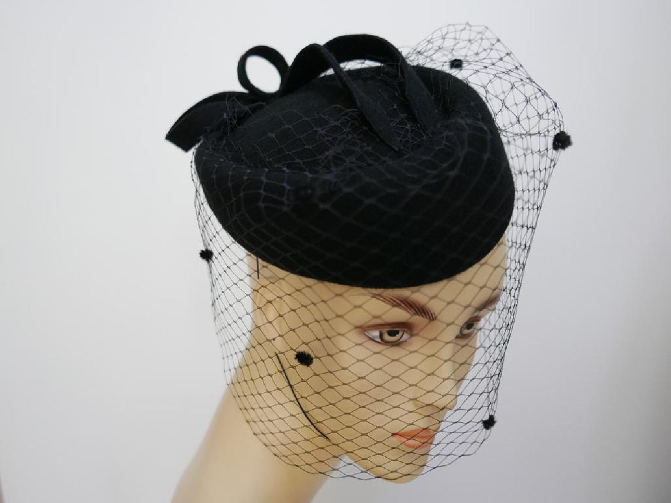 Tonya czarny toczek z woalką z muszkami