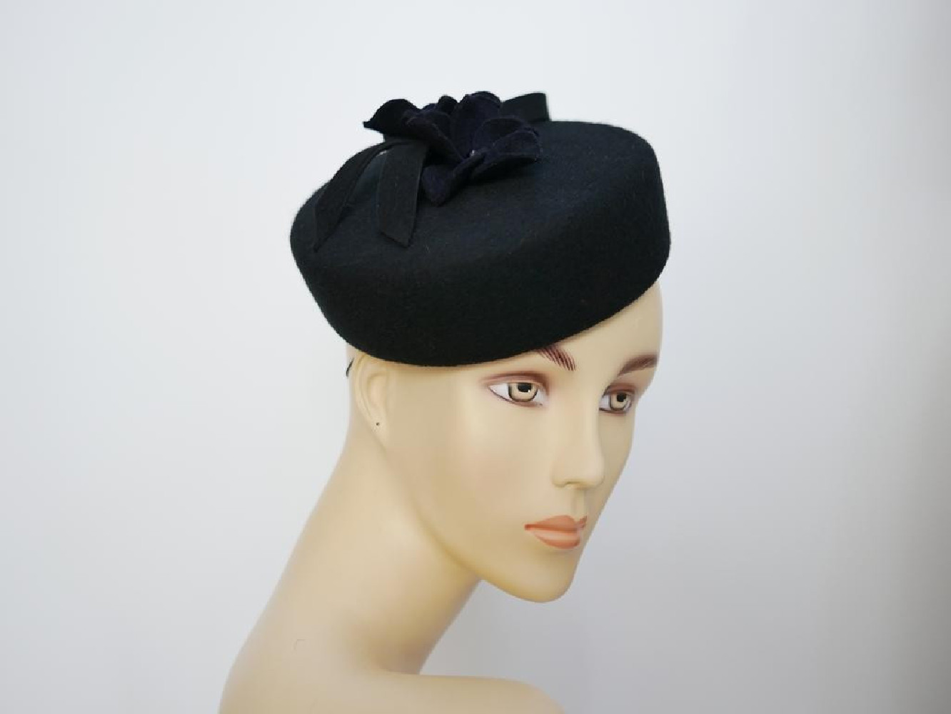 Pastylka -czarny toczek filcowy