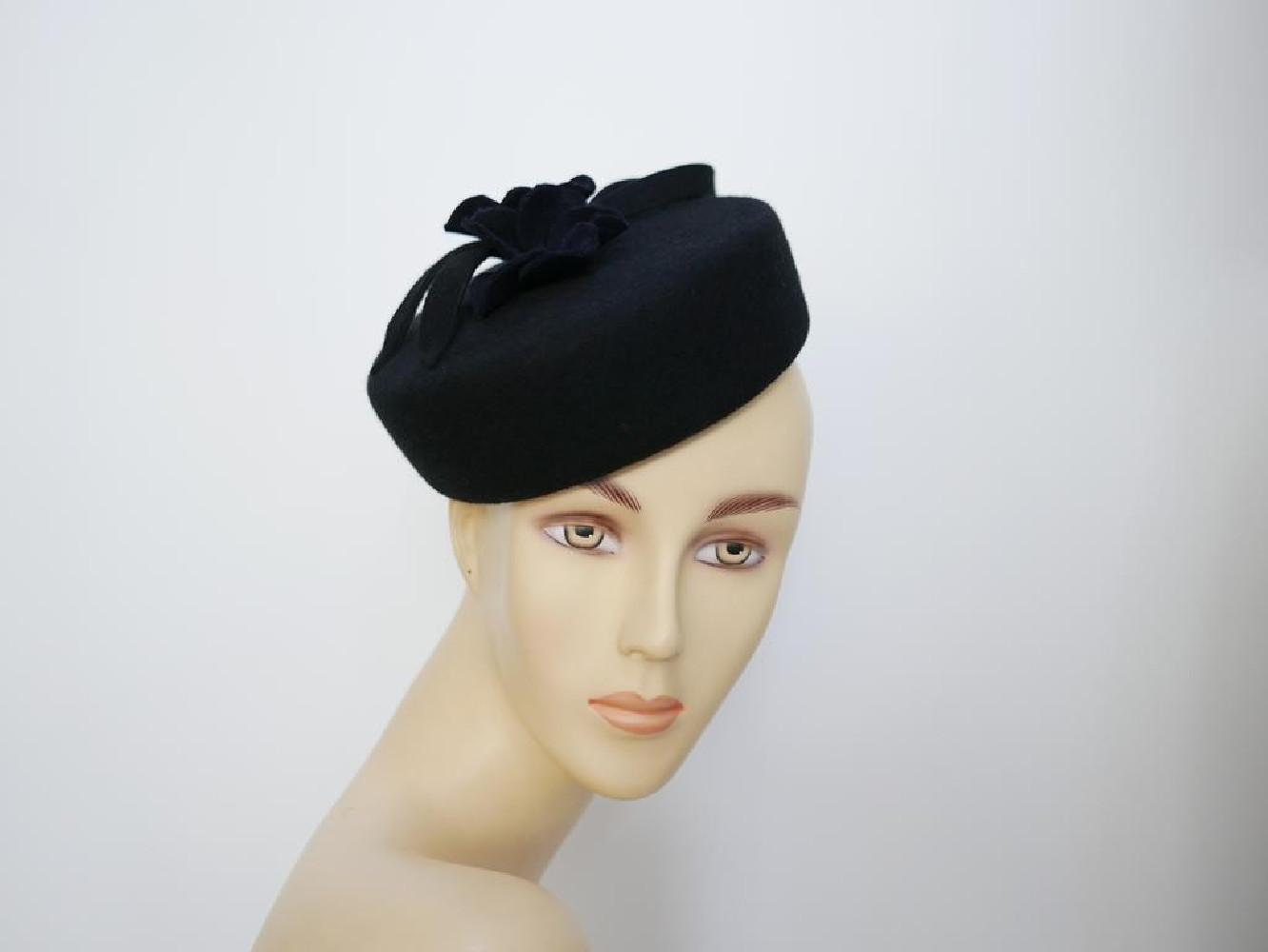 Pastylka -czarny toczek filcowy