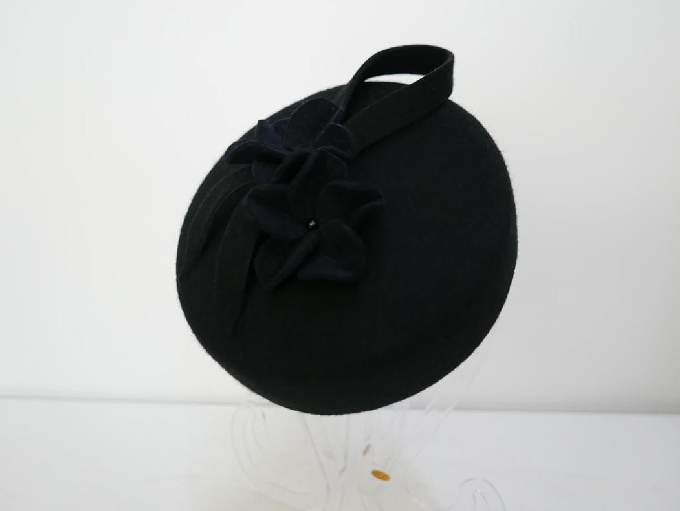 Pastylka -czarny toczek filcowy