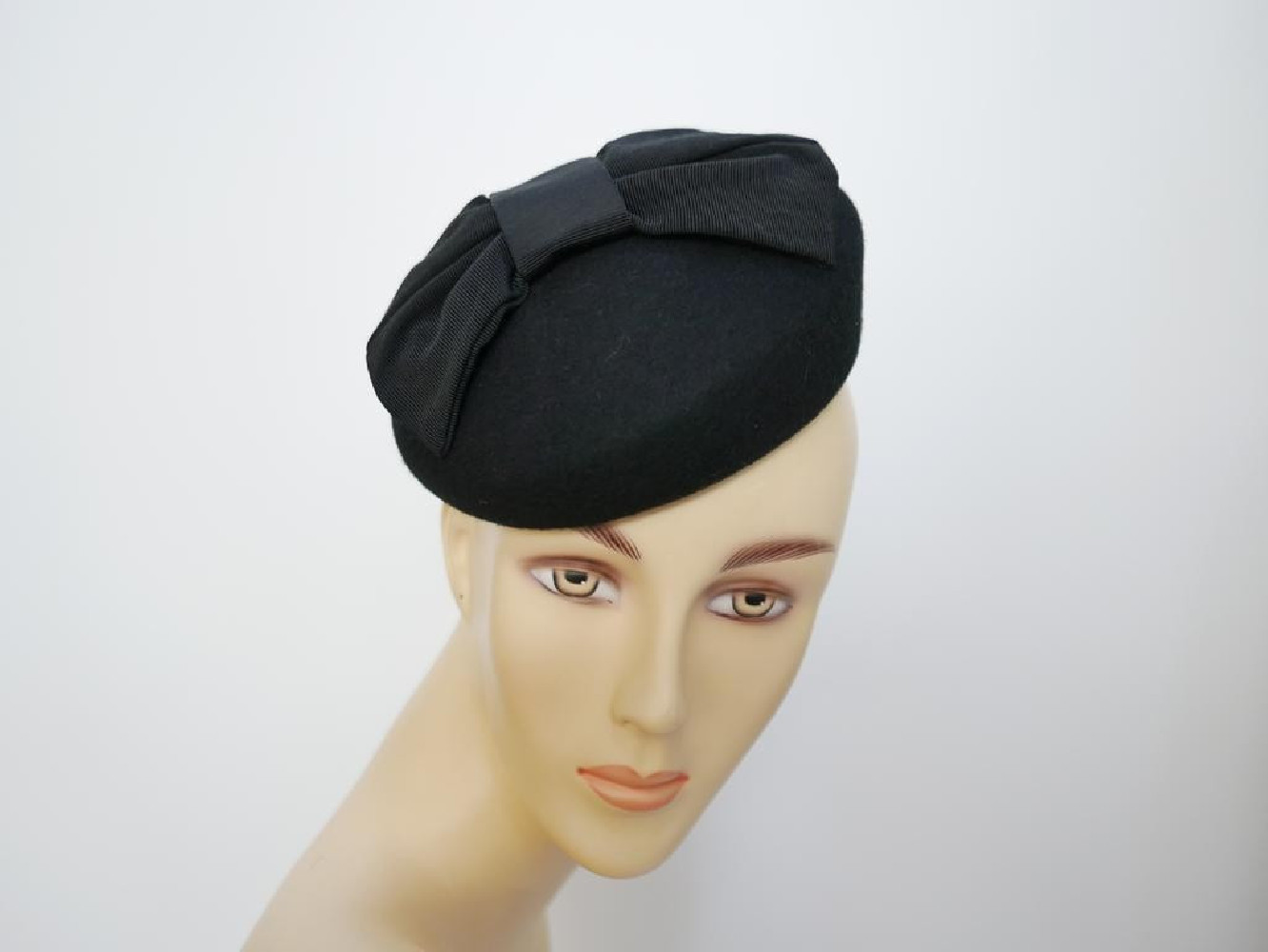 Ismena- mini toczek czarny  filcowy