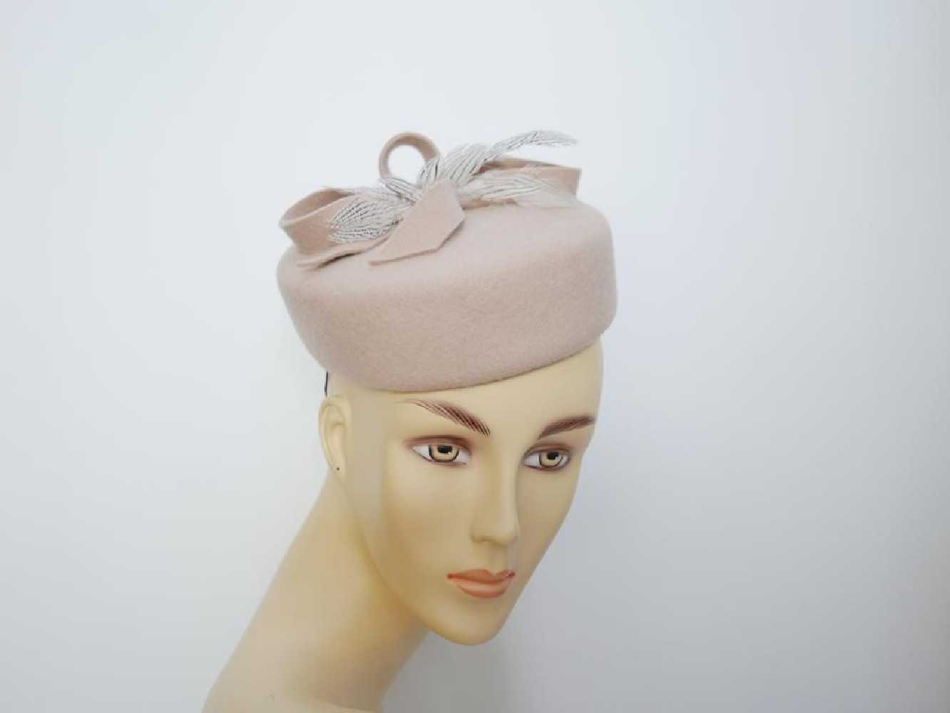 Pastylka beżowy toczek filcowy z piórami