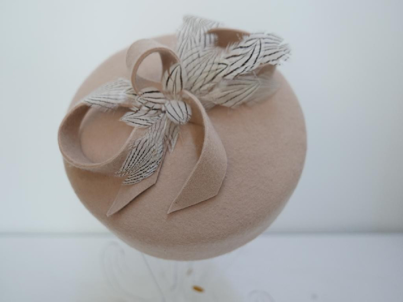 Pastylka beżowy toczek filcowy z piórami