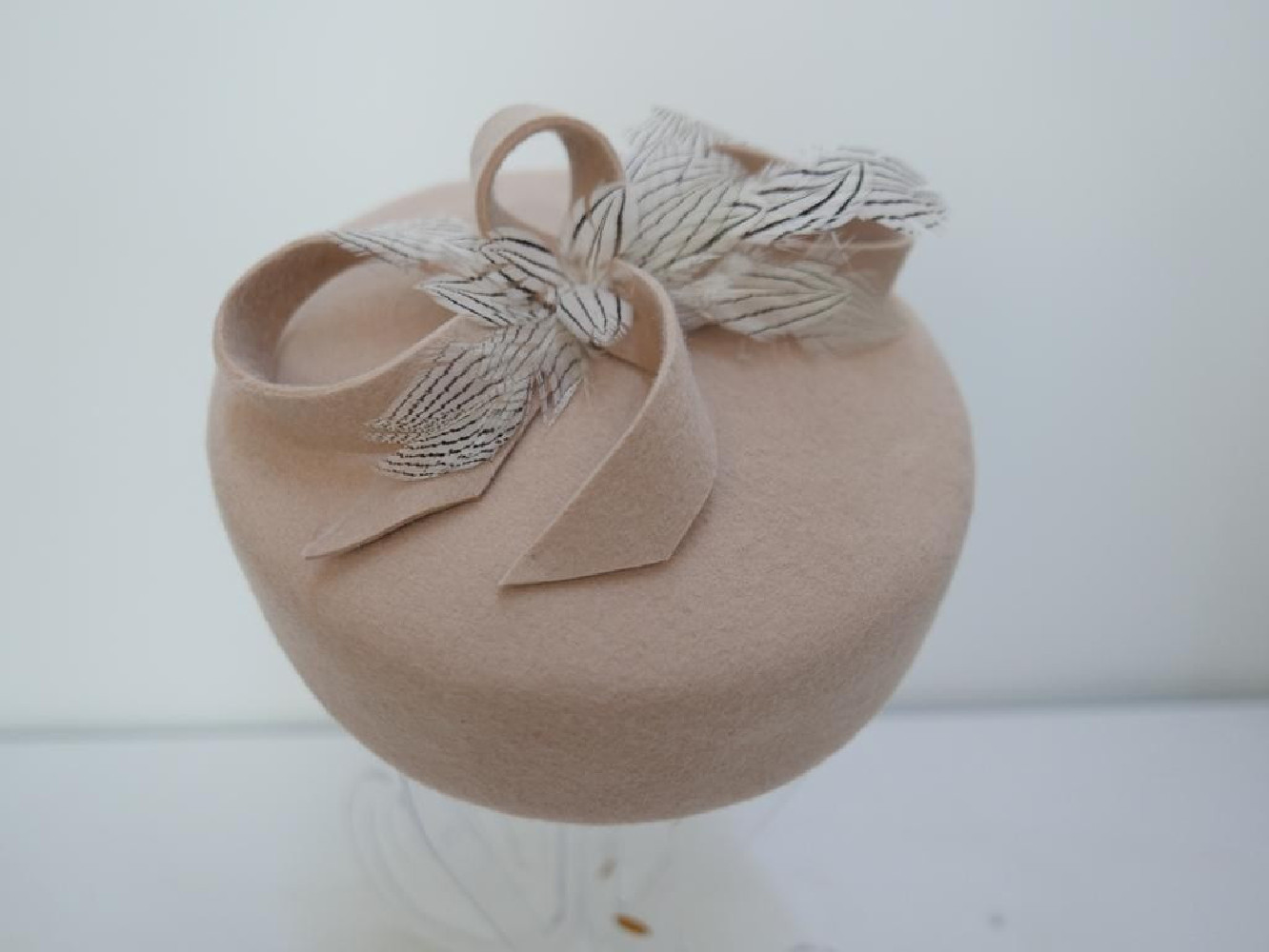 Pastylka beżowy toczek filcowy z piórami