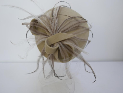 Dita - beżowy toczek filcowy z piórami strusia