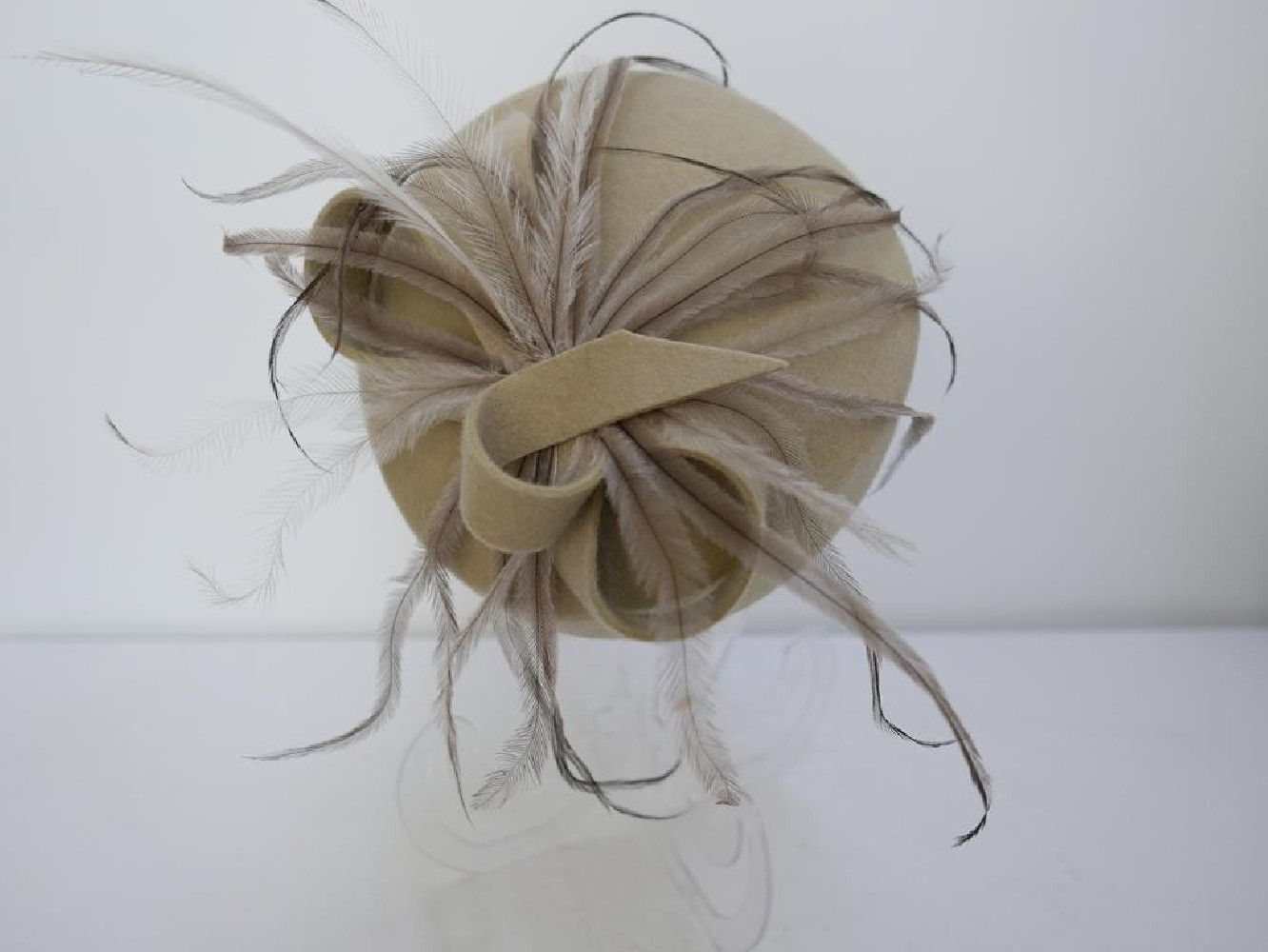 Dita - beżowy toczek filcowy z piórami strusia
