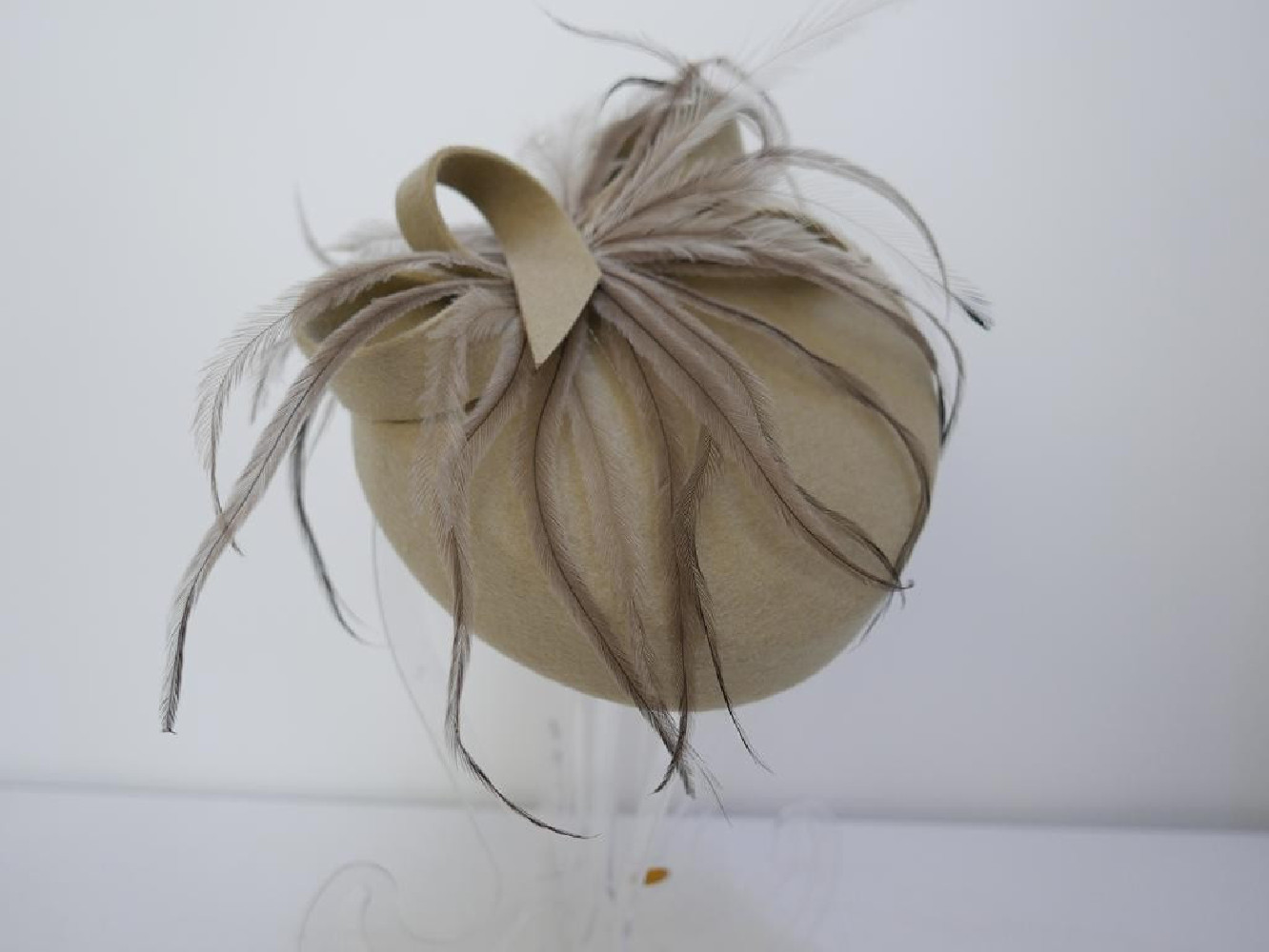 Dita - beżowy toczek filcowy z piórami strusia