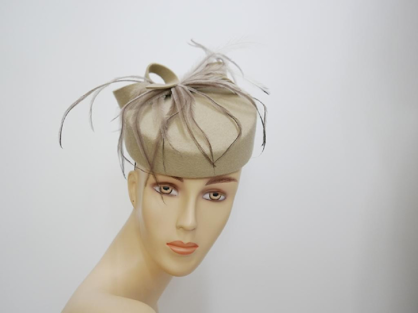 Dita - beżowy toczek filcowy z piórami strusia