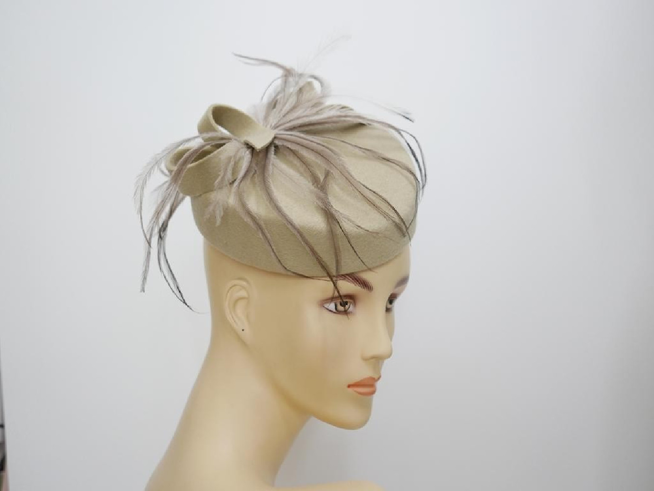 Dita - beżowy toczek filcowy z piórami strusia