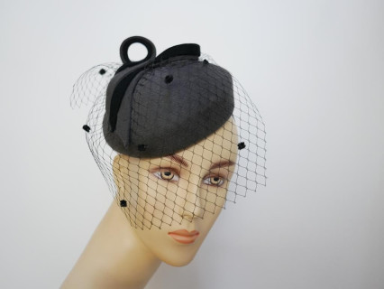 Ismena- mini toczek filcowy czarno szary z woalką