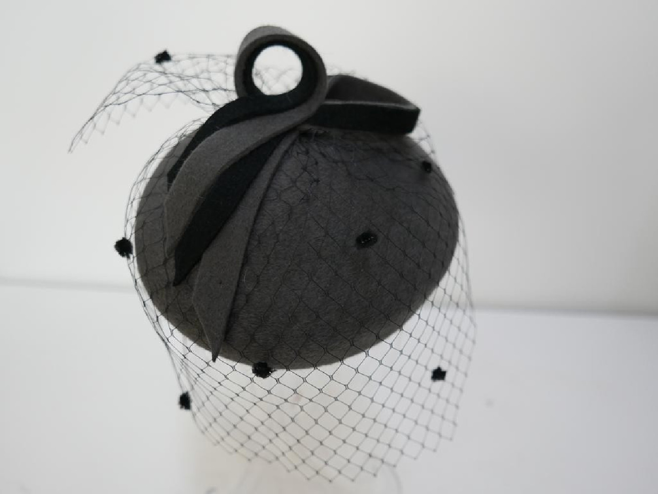 Ismena- mini toczek filcowy czarno szary z woalką