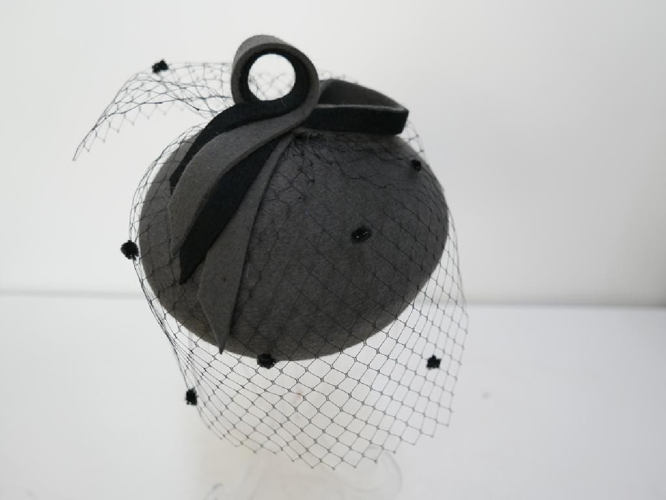 Ismena- mini toczek filcowy czarno szary z woalką
