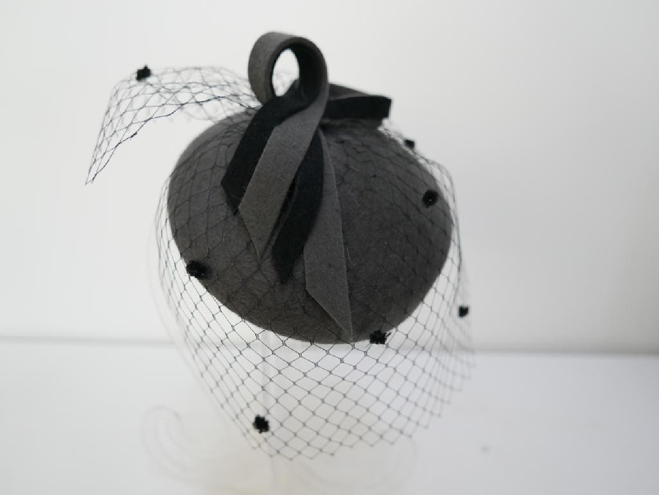 Ismena- mini toczek filcowy czarno szary z woalką