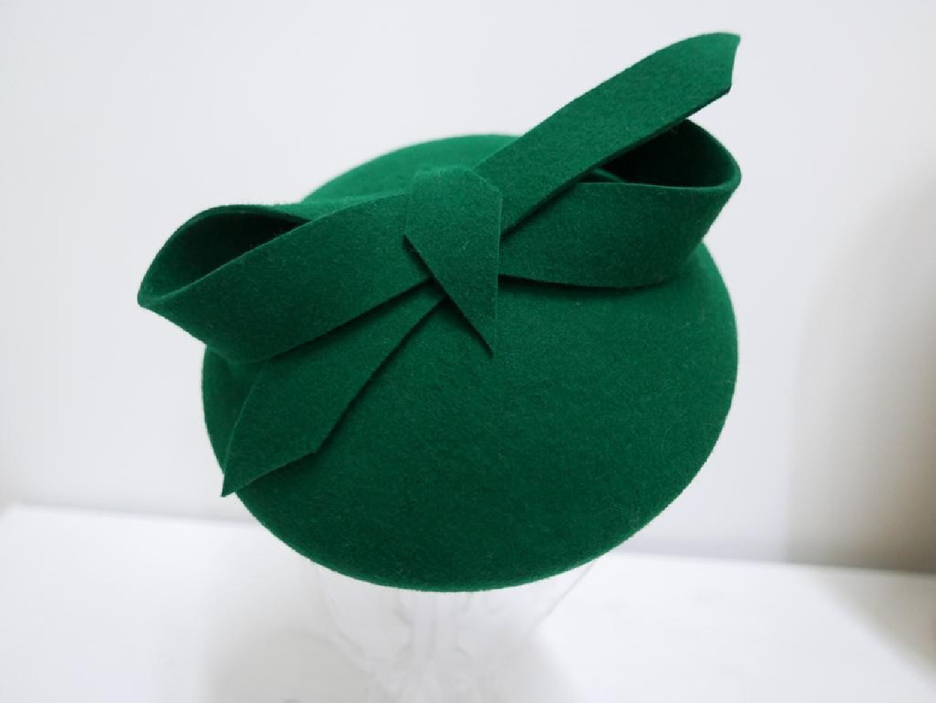 Saturnia zielony mini beret filcowy