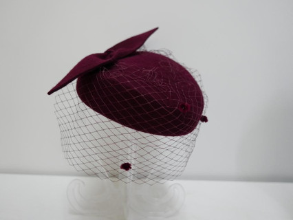 Dita - bordowy toczek filcowy z woalką