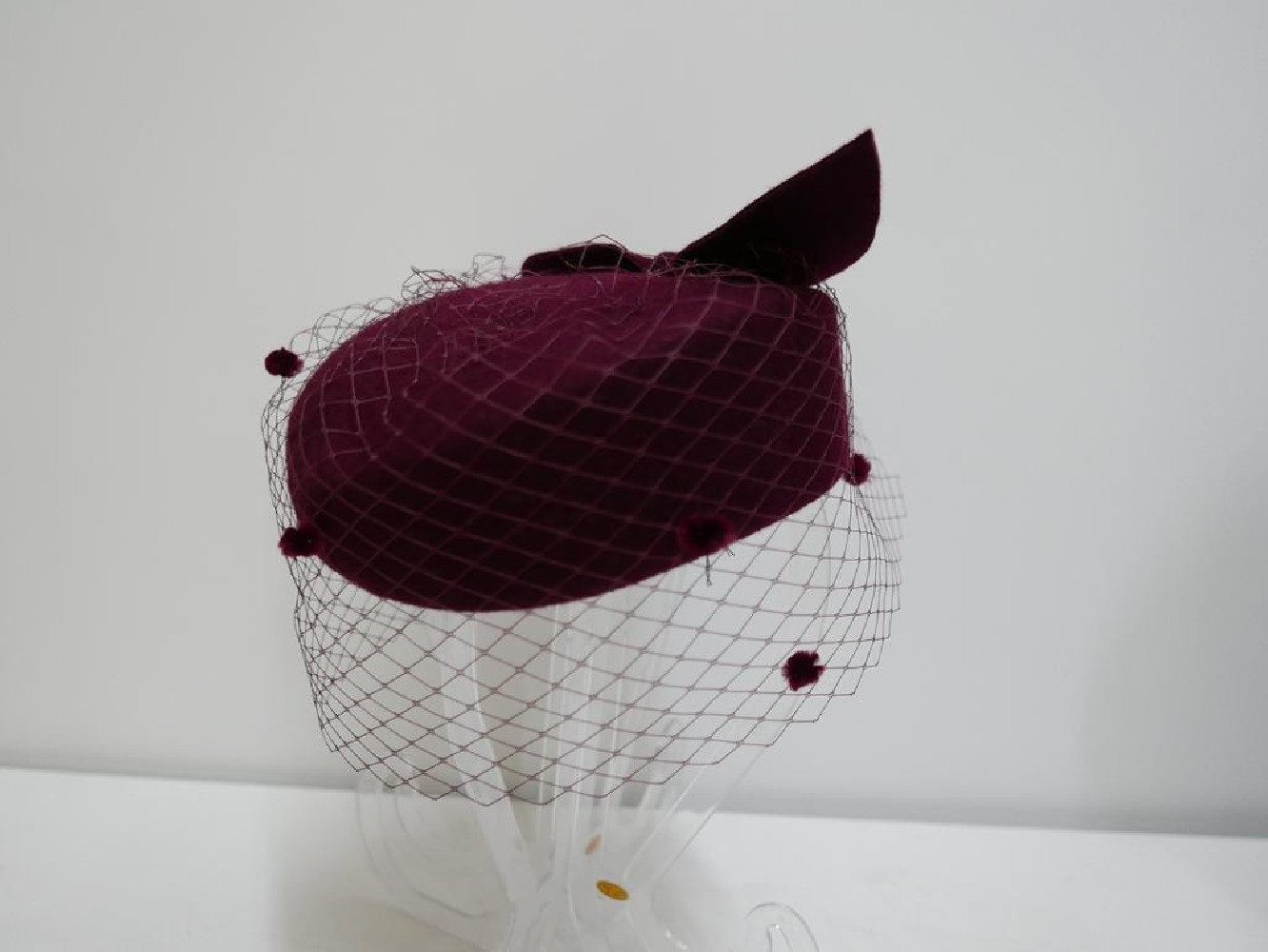 Dita - bordowy toczek filcowy z woalką