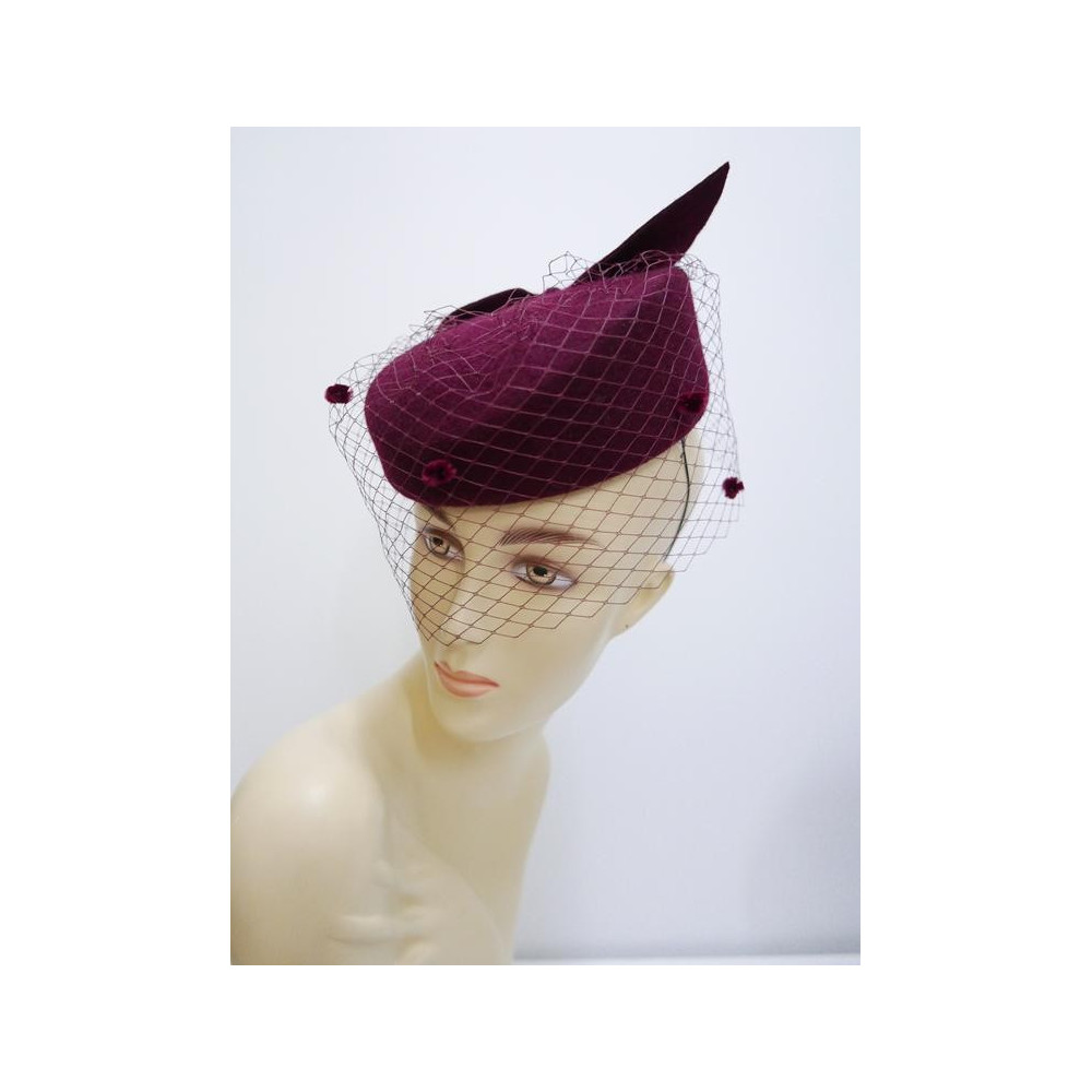 Dita - bordowy toczek filcowy z woalką