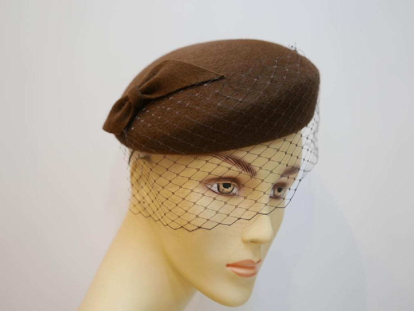 Saturnia brązowy mini beret filcowy z woalką