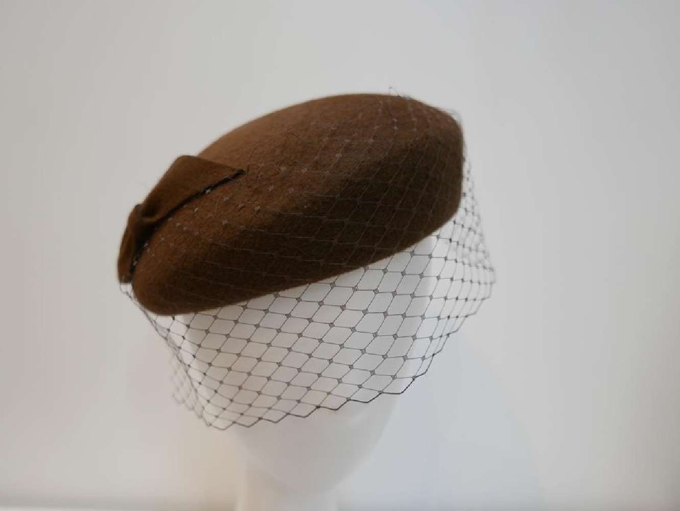 Saturnia brązowy mini beret filcowy z woalką