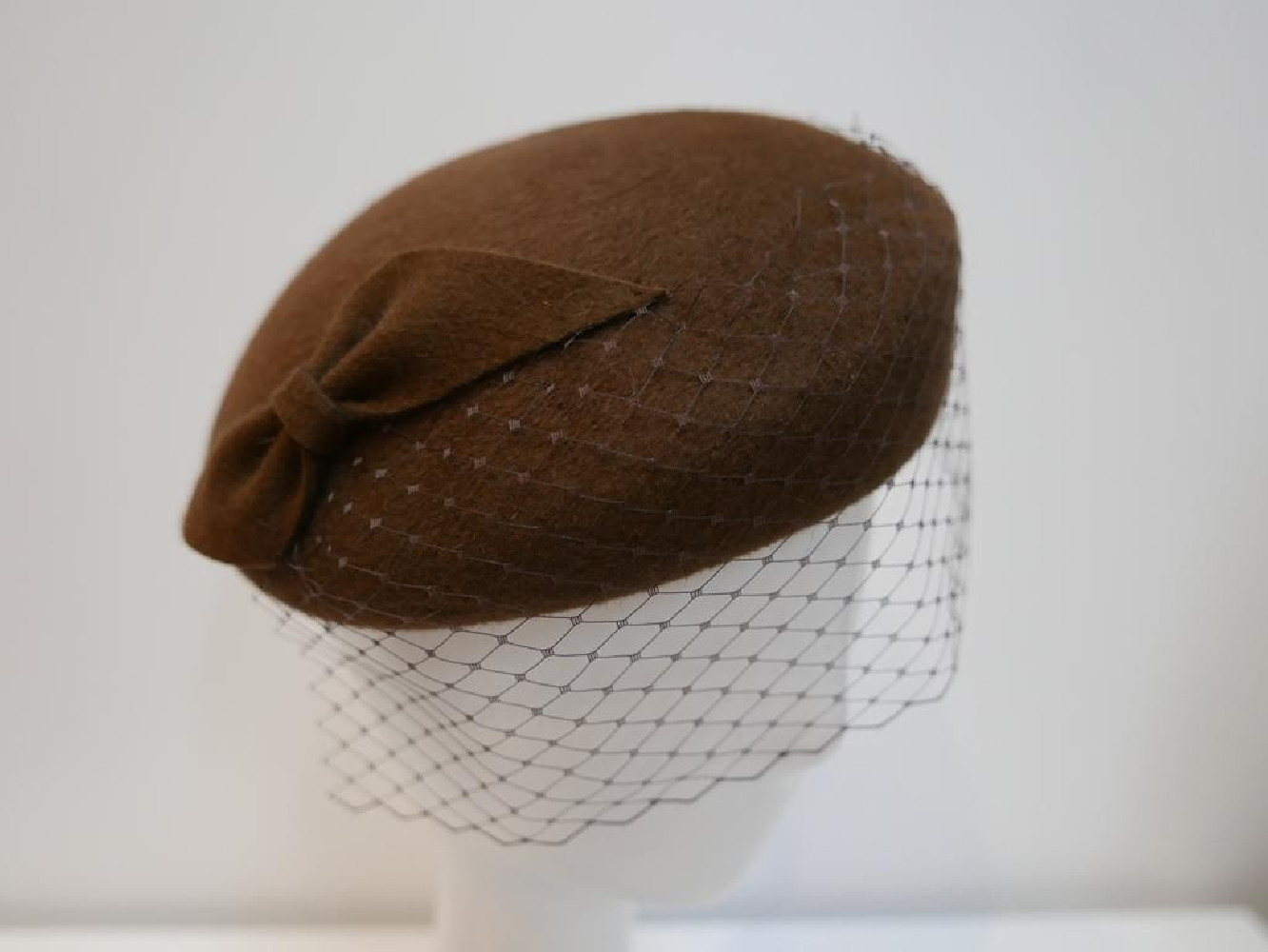 Saturnia brązowy mini beret filcowy z woalką