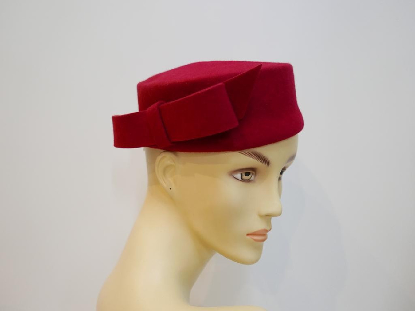 Jackie czerwony toczek filcowy 53-55 cm