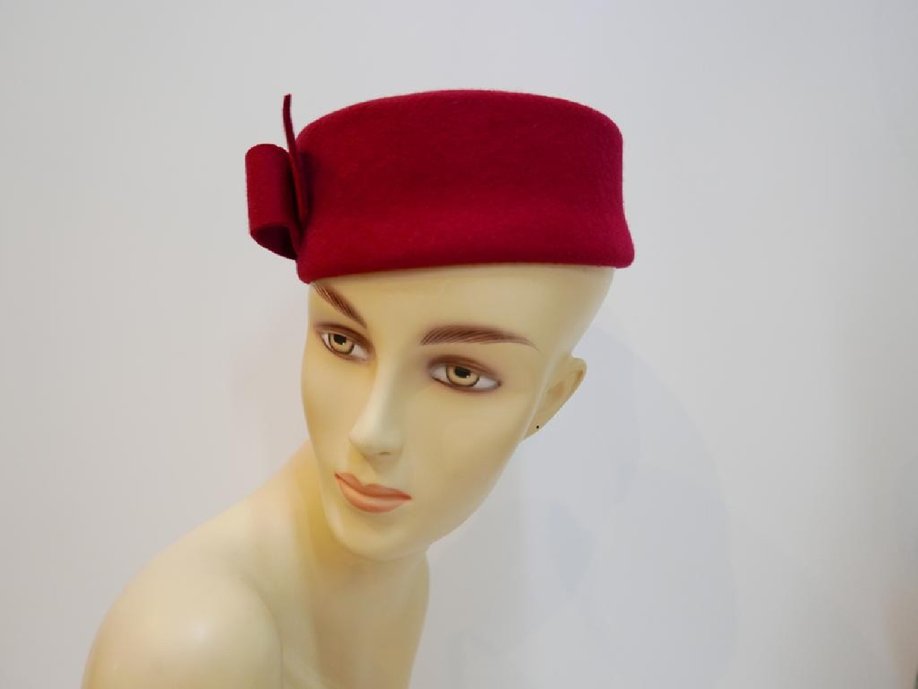 Jackie czerwony toczek filcowy 53-55 cm