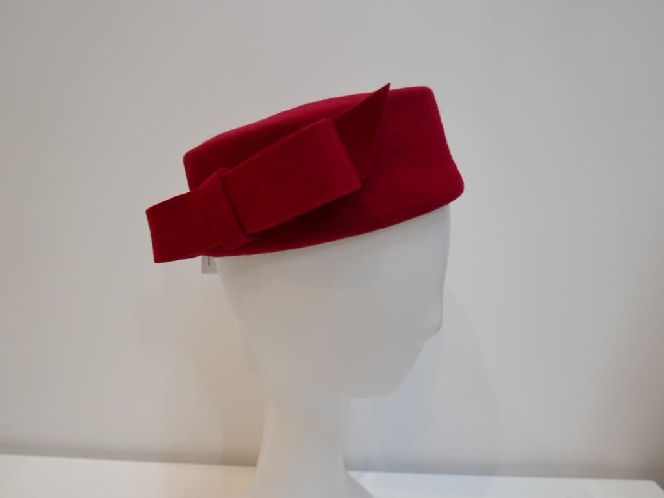 Jackie czerwony toczek filcowy 53-55 cm