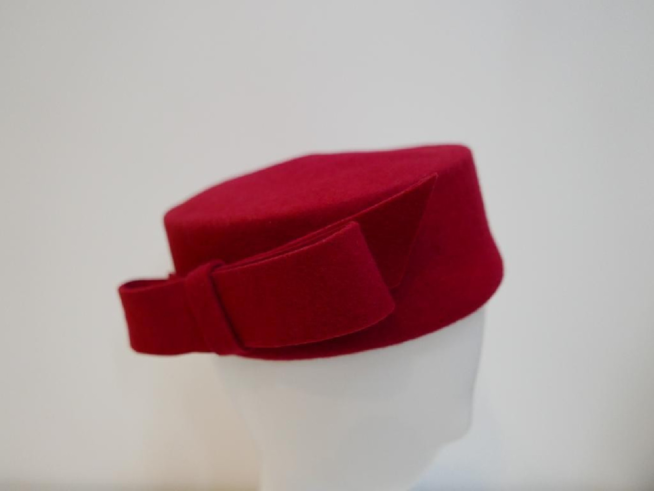 Jackie czerwony toczek filcowy 53-55 cm