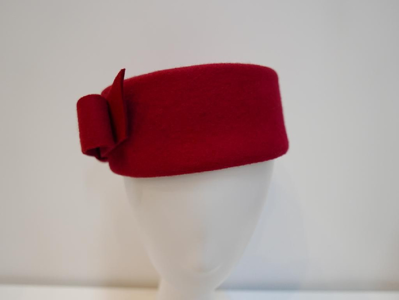 Jackie czerwony toczek filcowy 53-55 cm