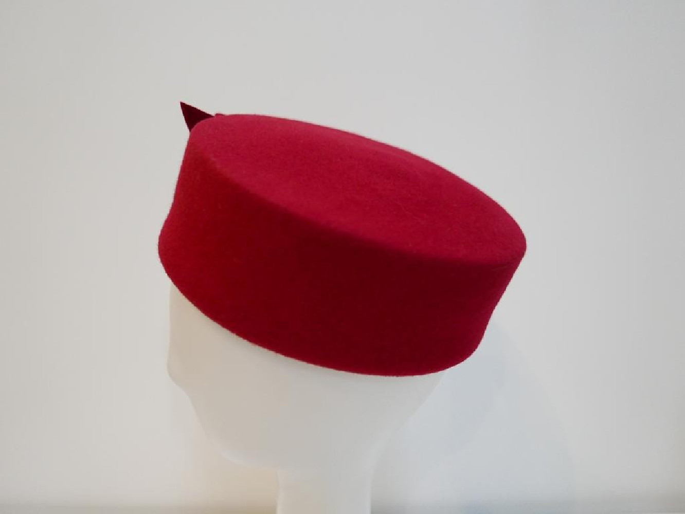 Jackie czerwony toczek filcowy 53-55 cm