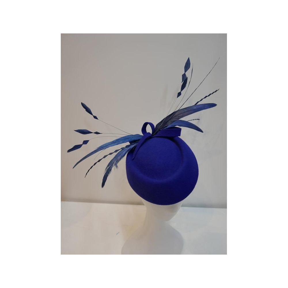 Marion, niebieski toczek z piórami