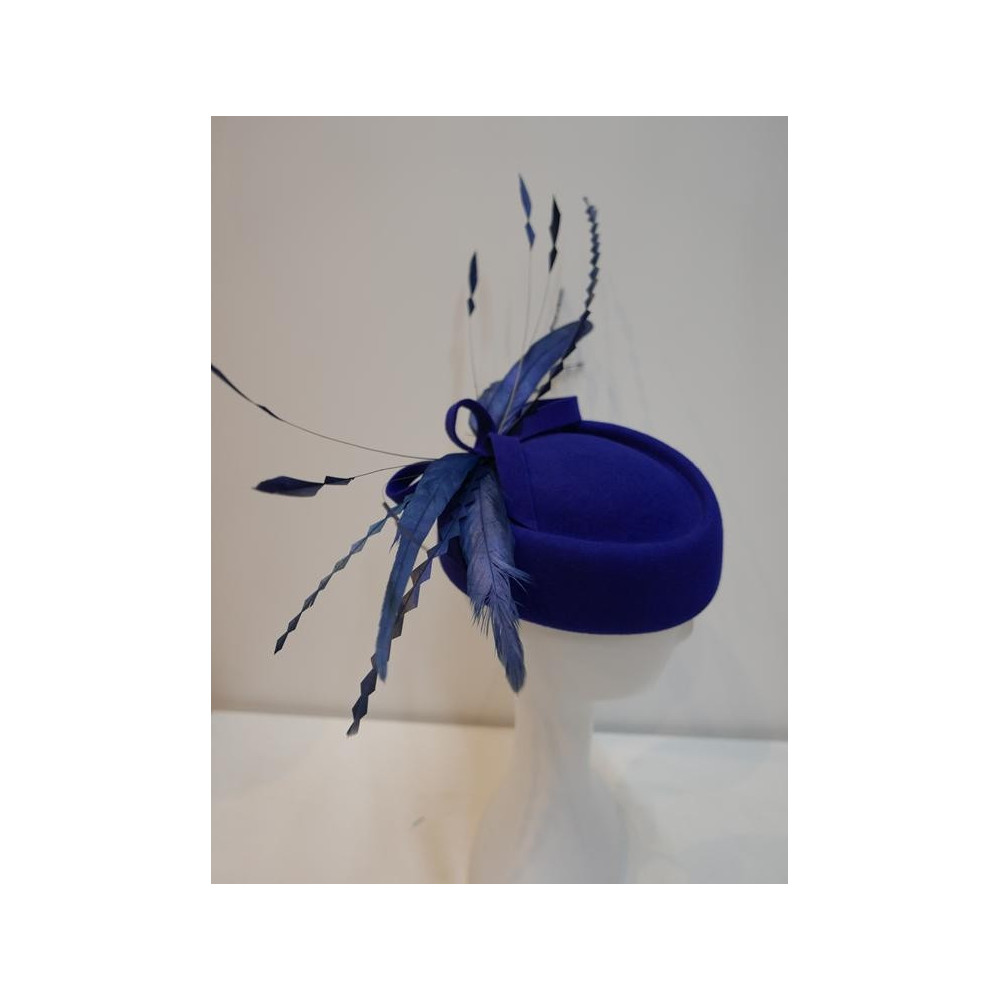 Marion, niebieski toczek z piórami