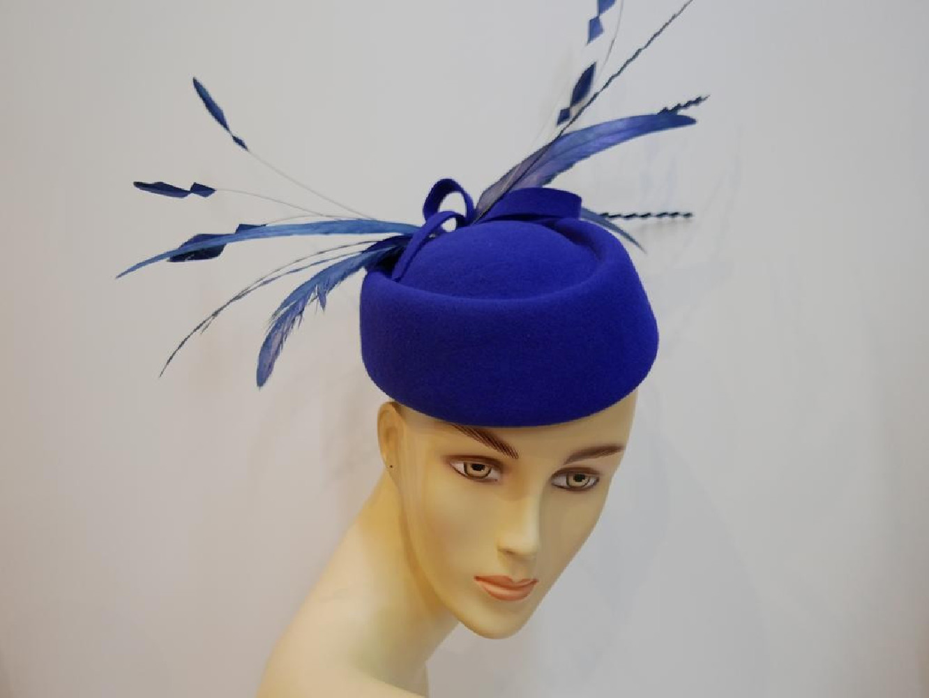 Marion, niebieski toczek z piórami