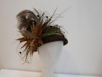 Rosemary brązowy toczek filcowy z piórami model retro