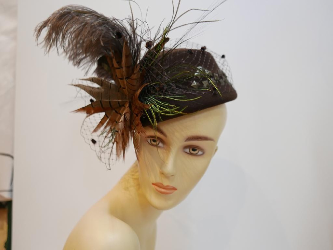 Rosemary brązowy toczek filcowy z piórami model retro